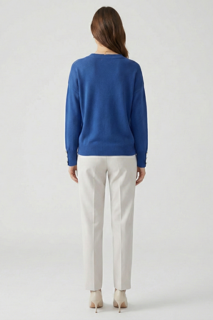 Mireille | Pull en maille à col V pour femme – Épaules tombantes, manches longues et poignets boutonnés
