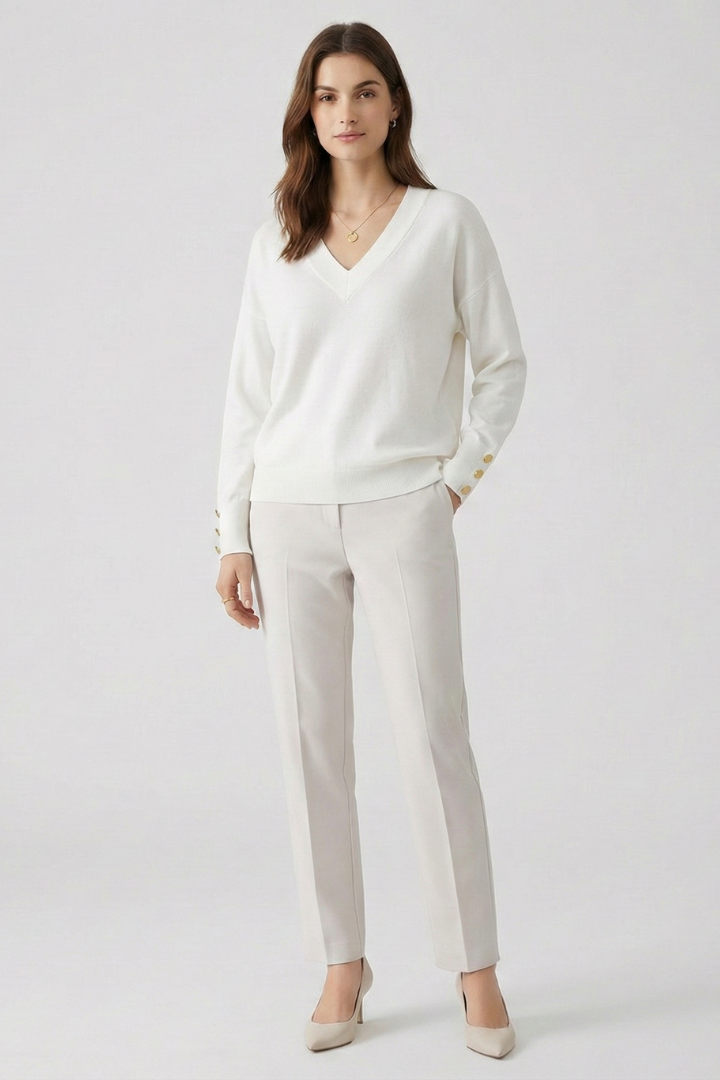 Mireille | Pull en maille à col V pour femme – Épaules tombantes, manches longues et poignets boutonnés