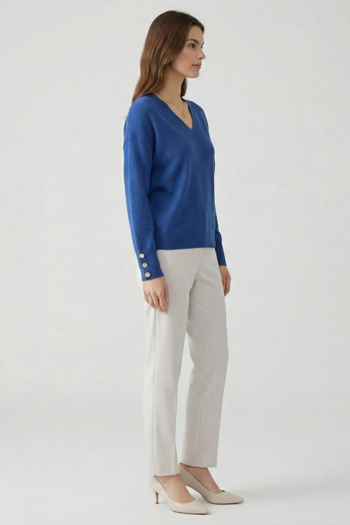 Mireille | Pull en maille à col V pour femme – Épaules tombantes, manches longues et poignets boutonnés