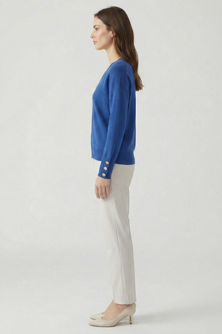 Mireille | Pull en maille à col V pour femme – Épaules tombantes, manches longues et poignets boutonnés